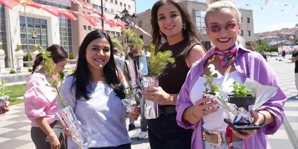 Keçiören'de uyuşturucuyla mücadele günü kapsamında fidan ve fide dağıtıldı