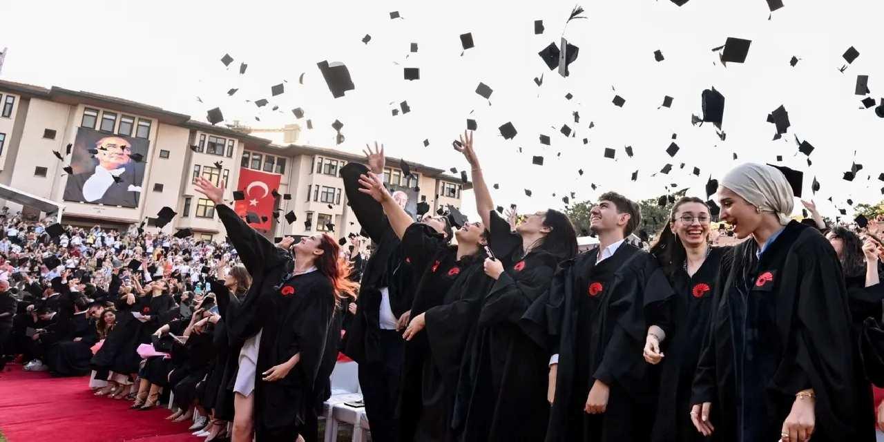 Koç Üniversitesi'nde 32’inci dönem mezuniyet sevinci