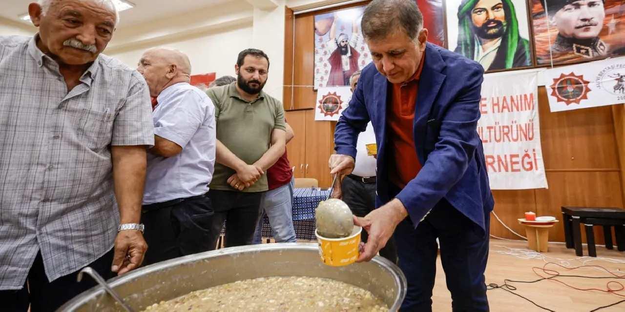 İzmir'de Başkan Tugay aşure lokmasını paylaştı