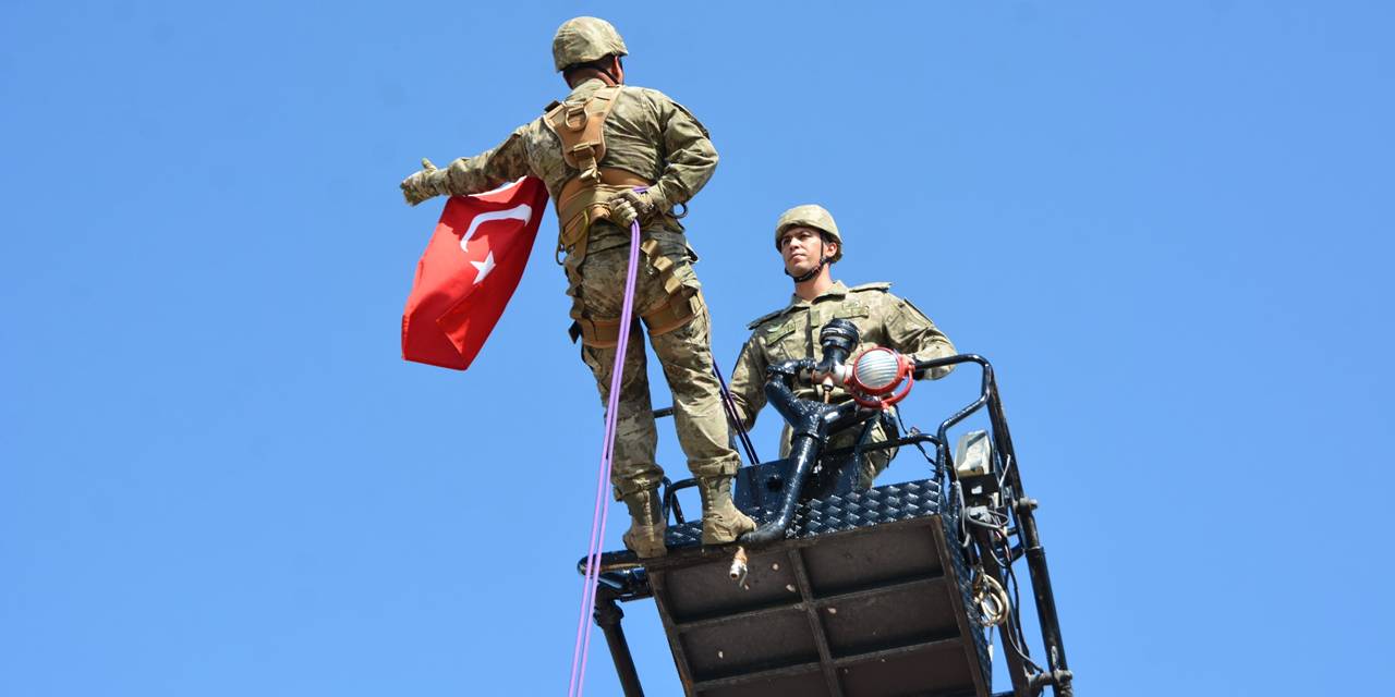 Türk Kara Kuvvetleri'nin 2235'inci kuruluş yılı 4'üncü Komando Tugayı'nda kutlandı