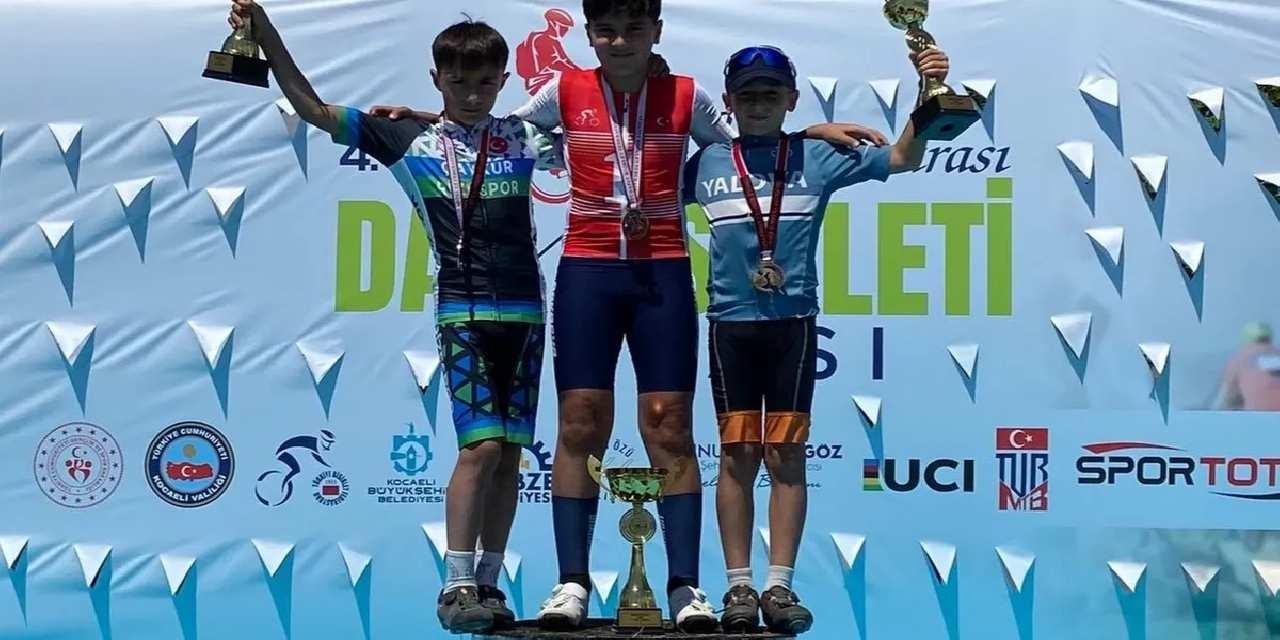 Güreşte ve bisiklette Sakaryalı sporcular madalyaları topladı