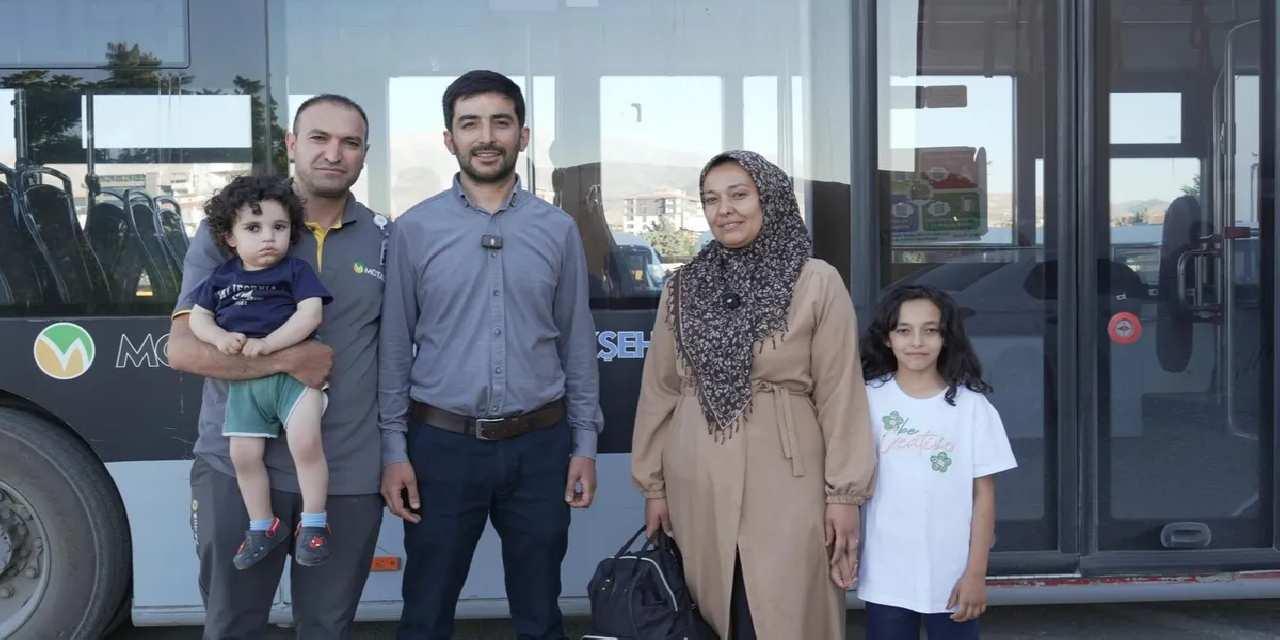 Malatya'da içi ziynet eşyaları dolu unutulan çanta sahibine teslim edildi