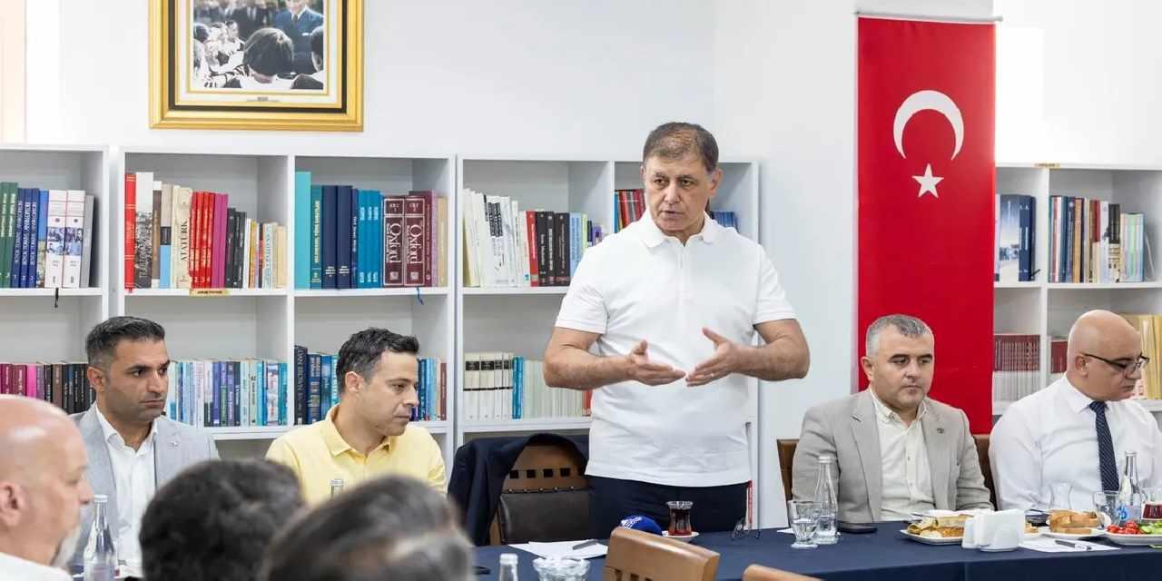 Başkan Tugay mesaisine Kemeraltı esnafıyla başladı... 