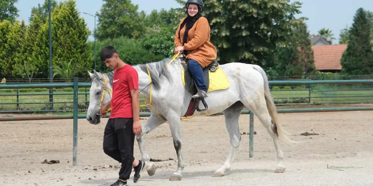Sakarya'da sağlıklı yaşam yolculuğunda at biniciliği heyecanı