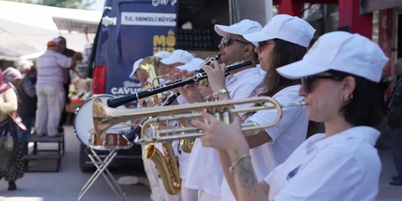 Denizli’de pazar yerlerinde müzik ve ikram şöleni