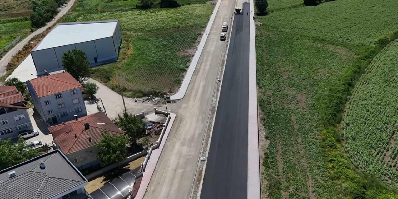 Sakarya'da Yazlık Kavşağı’nın yükünü alacak duble yolda asfalt başladı