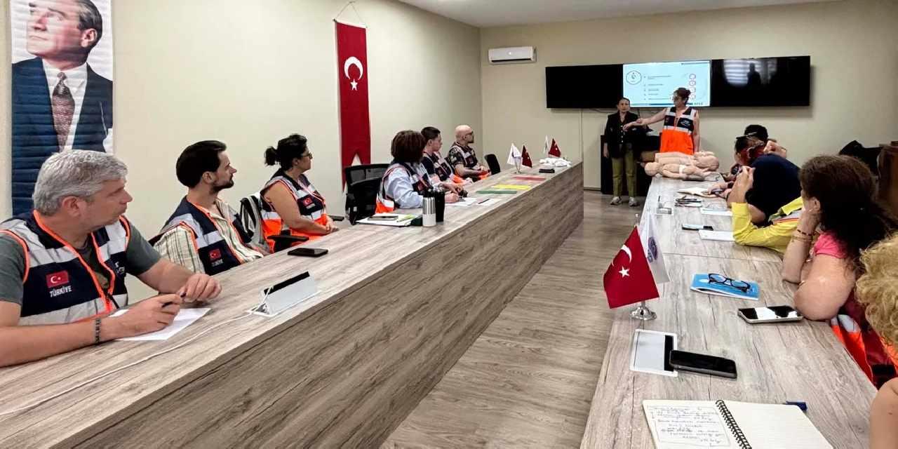 İstanbul Maltepe'de gönüllülere afet eğitimi