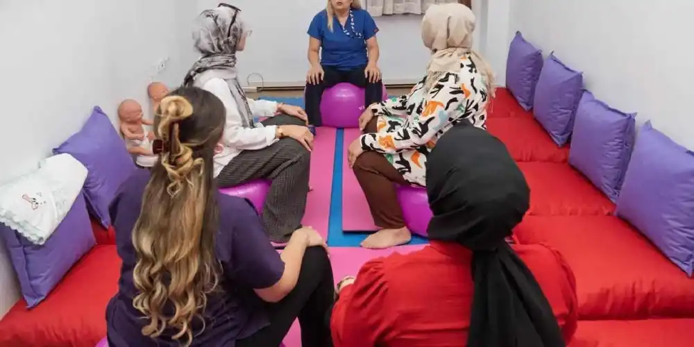İzmir'de annelere güvenli doğum dersi