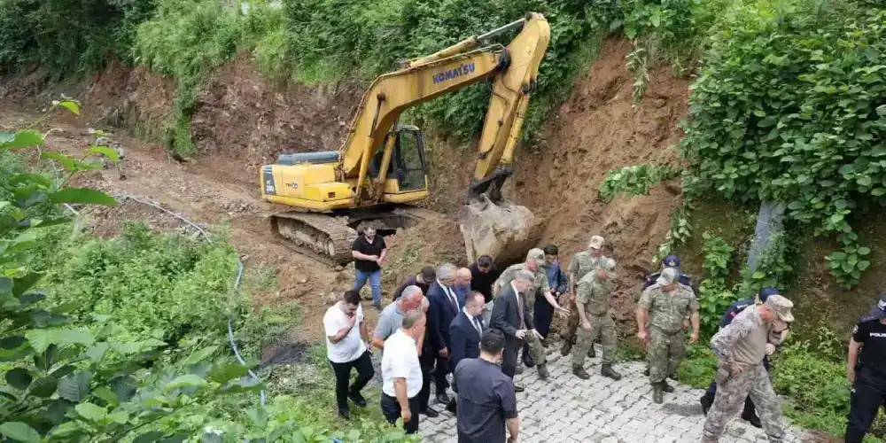Artvin Valisi Ergün, Gürcistan sınırındaki Kemalpaşa’da incelemelerde bulundu