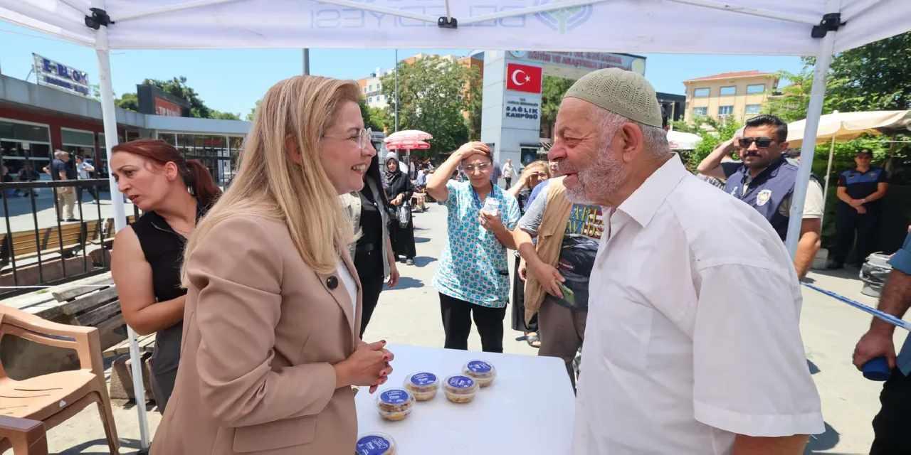 İstanbul Bakırköy'de binlerce kişiye aşure ikramı
