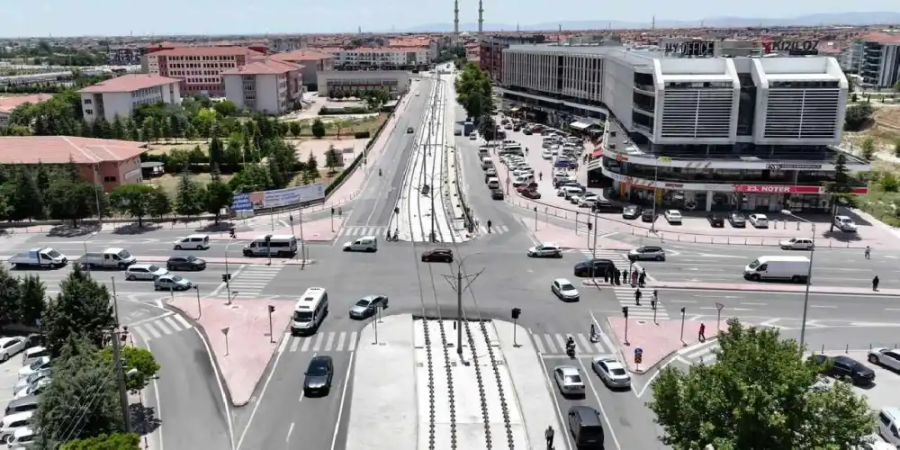 Konya'da tramvay hattı enerji montajı sürüyor