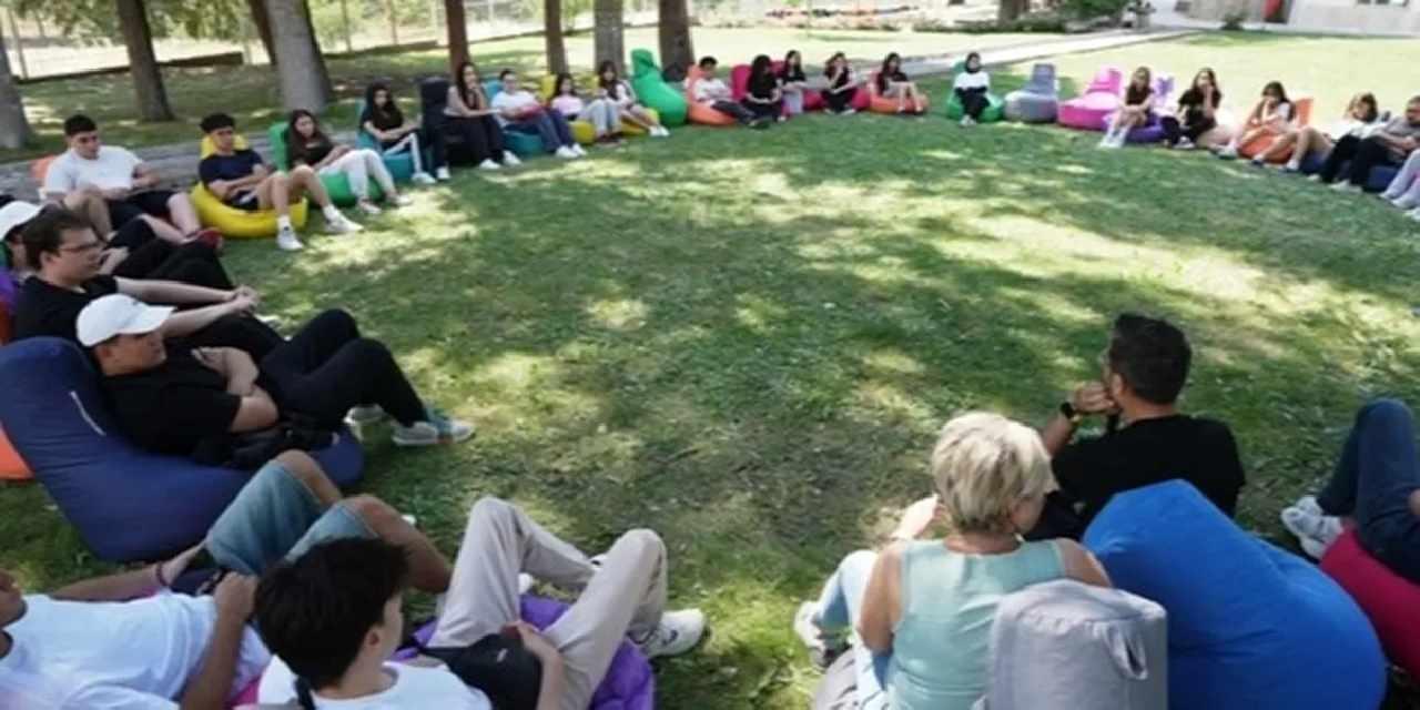 Denizli Büyükşehir’in kampında Gri Koç gençlerle buluştu