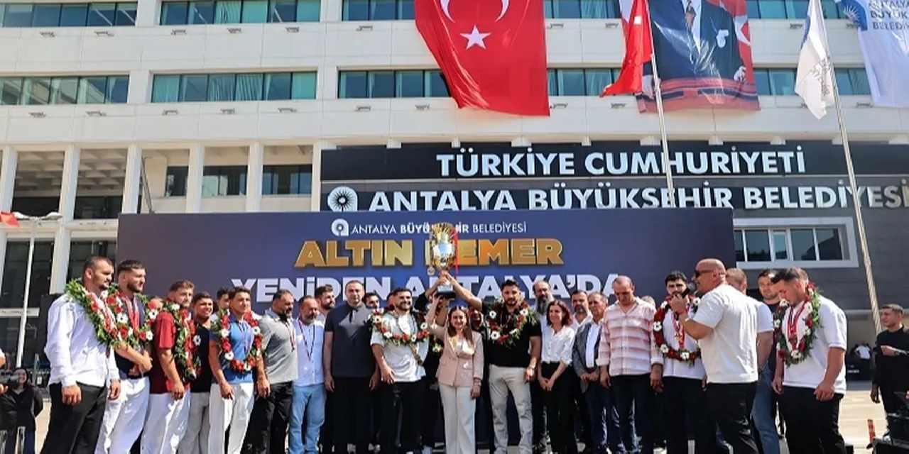 Antalya'da Kırkpınar Başpehlivanı Erkan Taş’a coşkulu karşılama
