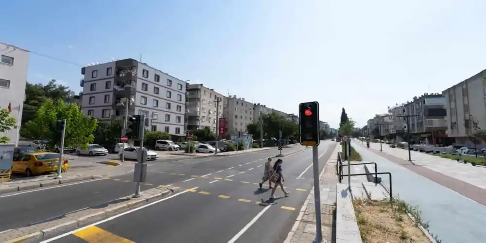 Buca’nın ana arterleri teker teker yenileniyor