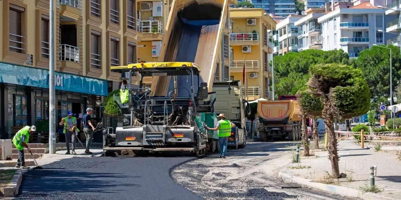 İzmir Narlıdere'de asfalt mesaisi hız kesmiyor