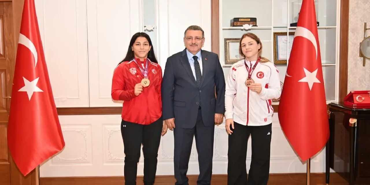 Şampiyon sporculara Başkan Genç'ten övgü