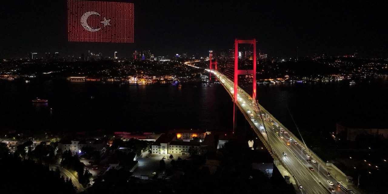 15 Temmuz Şehitler Köprüsü semalarında dronlarla ışık gösterisi büyüledi