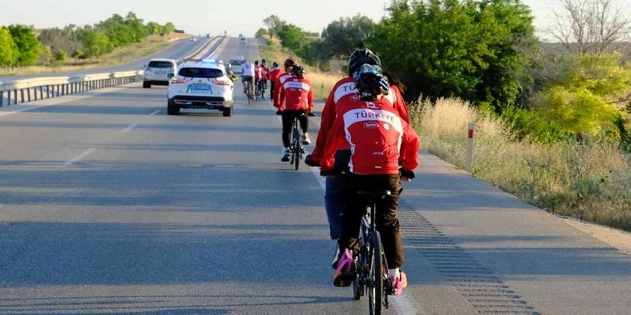 Konya'dan 7'si görme engelli 20 kişi Ankara'ya pedal çevirdi