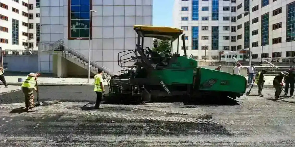 İstanbul Maltepe’de asfalt serim çalışmaları sürüyor