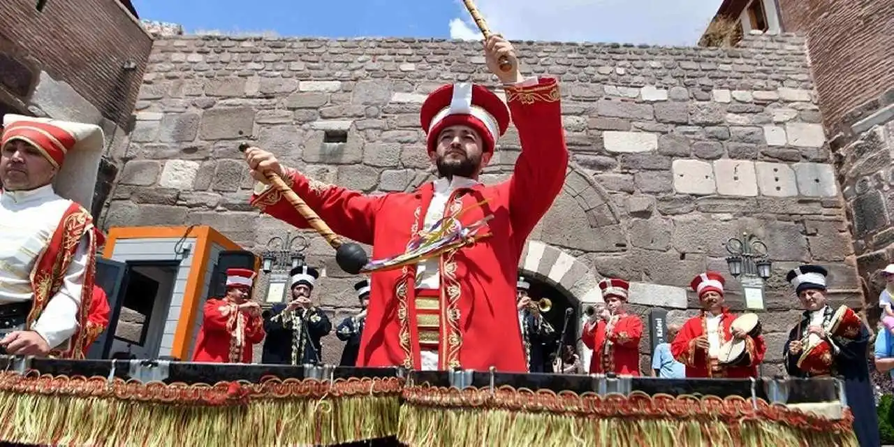 Mehteran Coşkusu yaz boyunca Ankara Kalesi ve Ulus Meydanı'nda