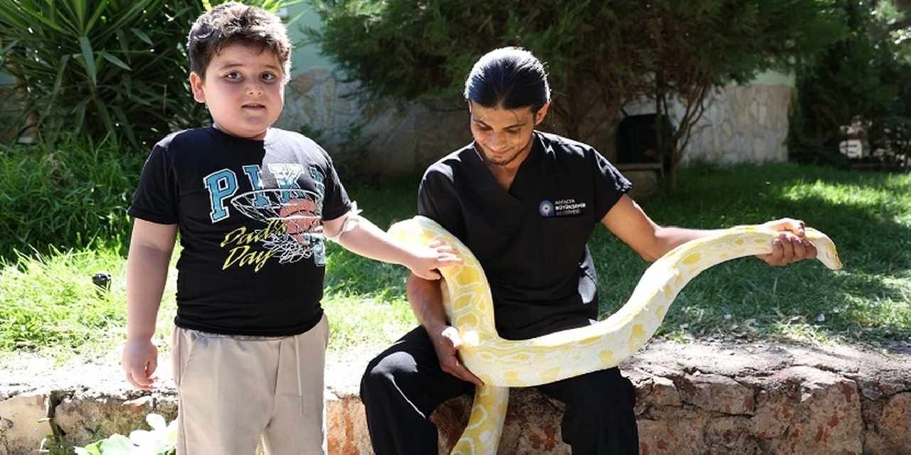 Antalya Doğal Yaşam Parkı'nda dünya yılan günü etkinliği