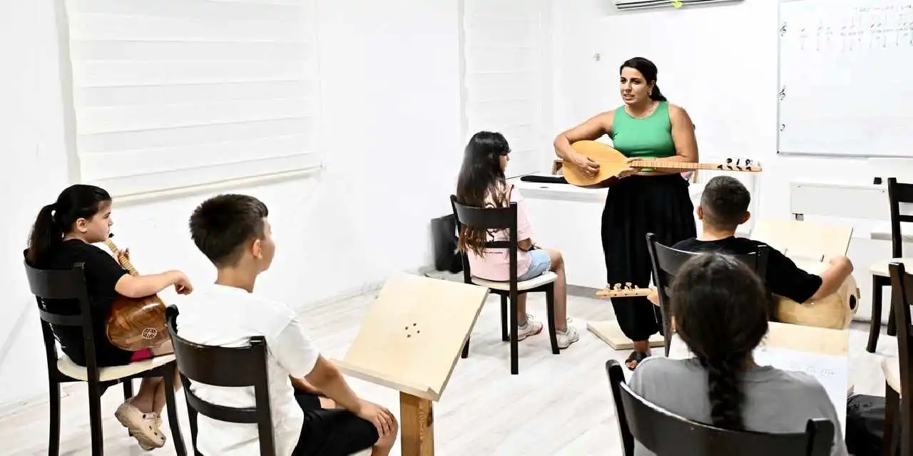 Antalya'da bağlamanın sesi Değirmenönü’nde yankılanıyor