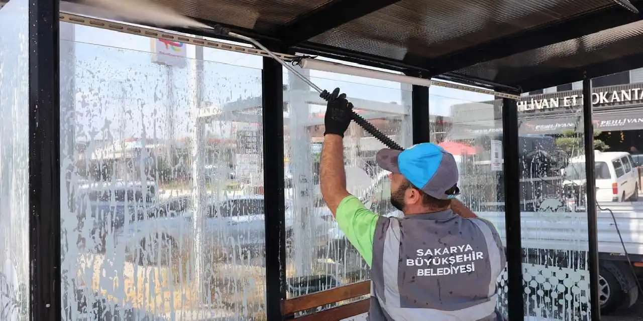 Sakarya Büyükşehir 16 ilçede durakları tek tek temizliyor