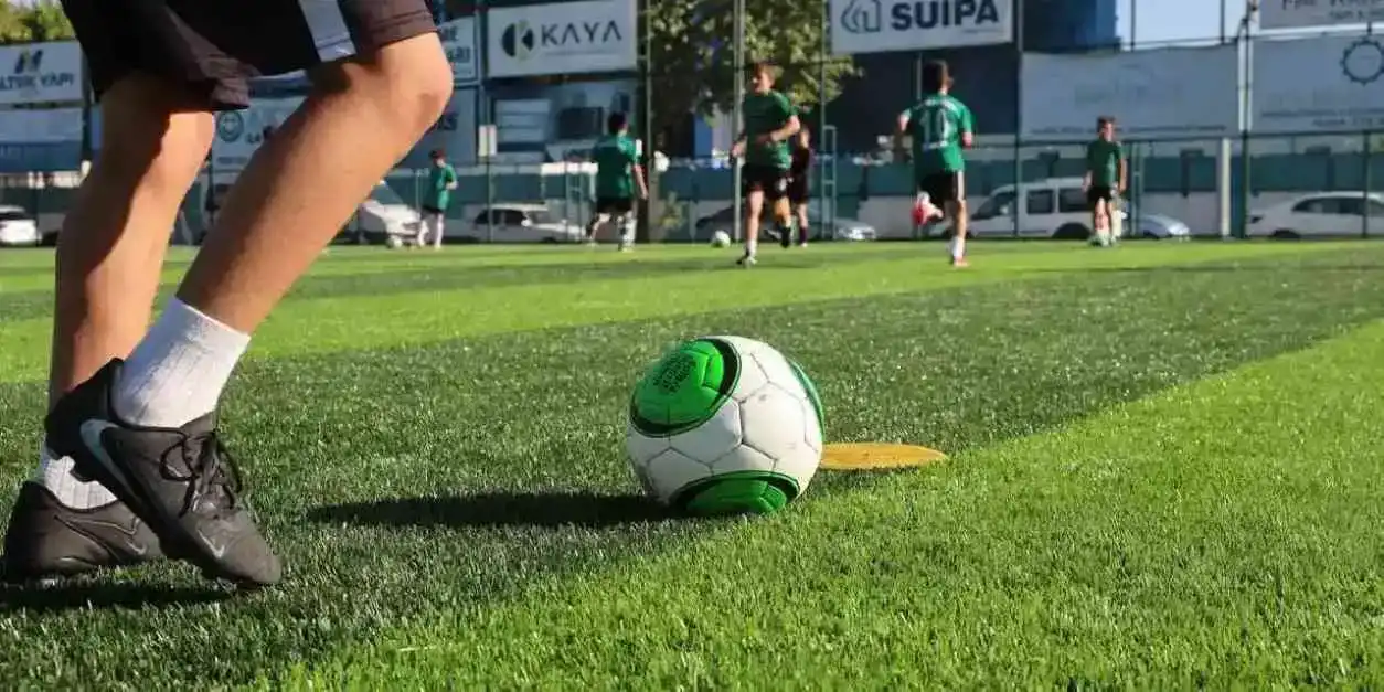Sakarya Büyükşehir'in yenilediği zeminde ilk düdük çaldı