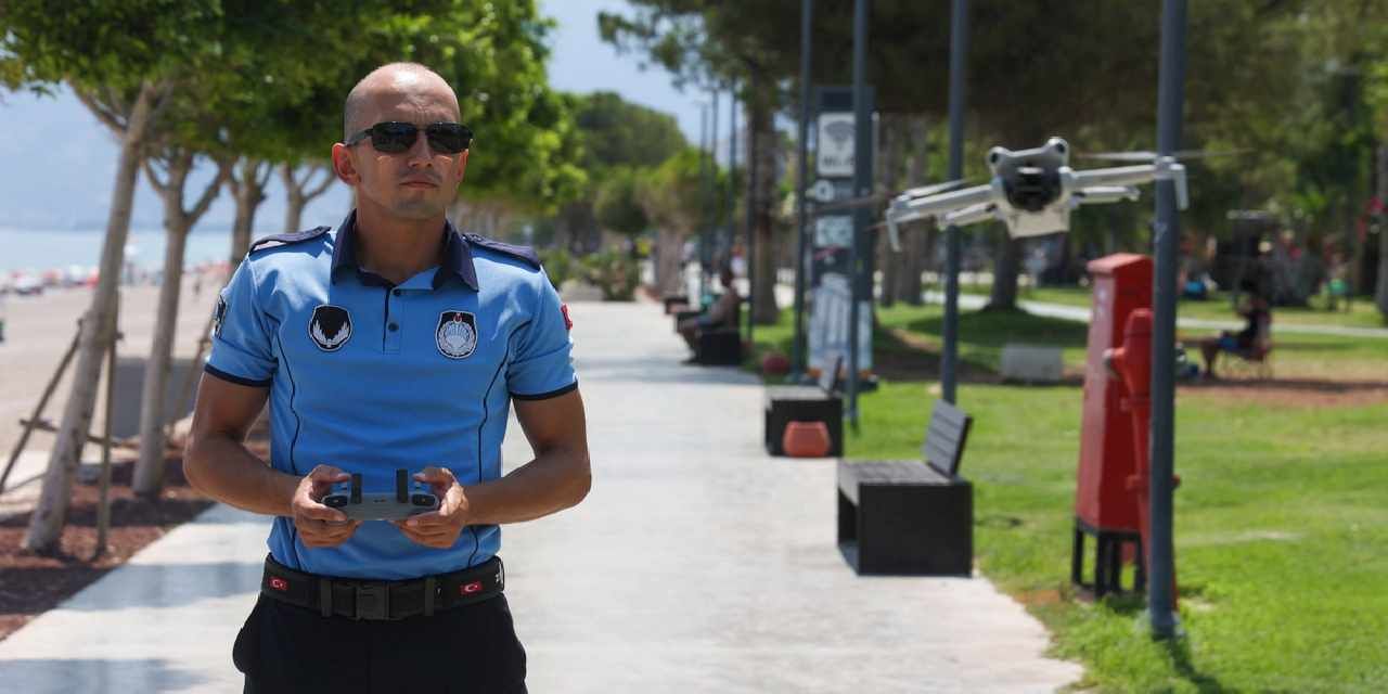 Antalya Konyaaltı Sahili’nde drone destekli zabıta denetimi