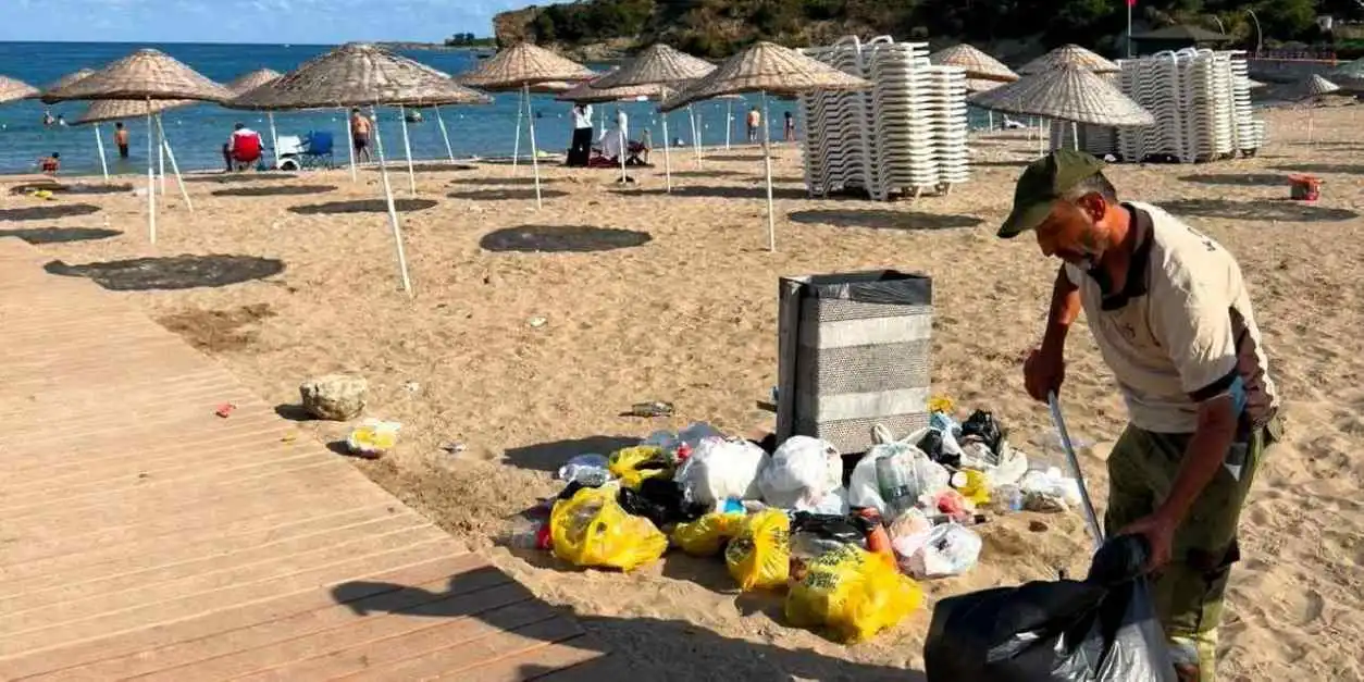 Kandıra sahillerinden 64 tır çöp toplandı