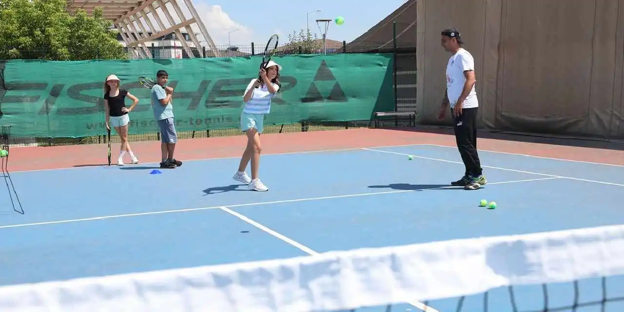 Sakarya'da Yaz Tenis Kursu'na yoğun ilgi
