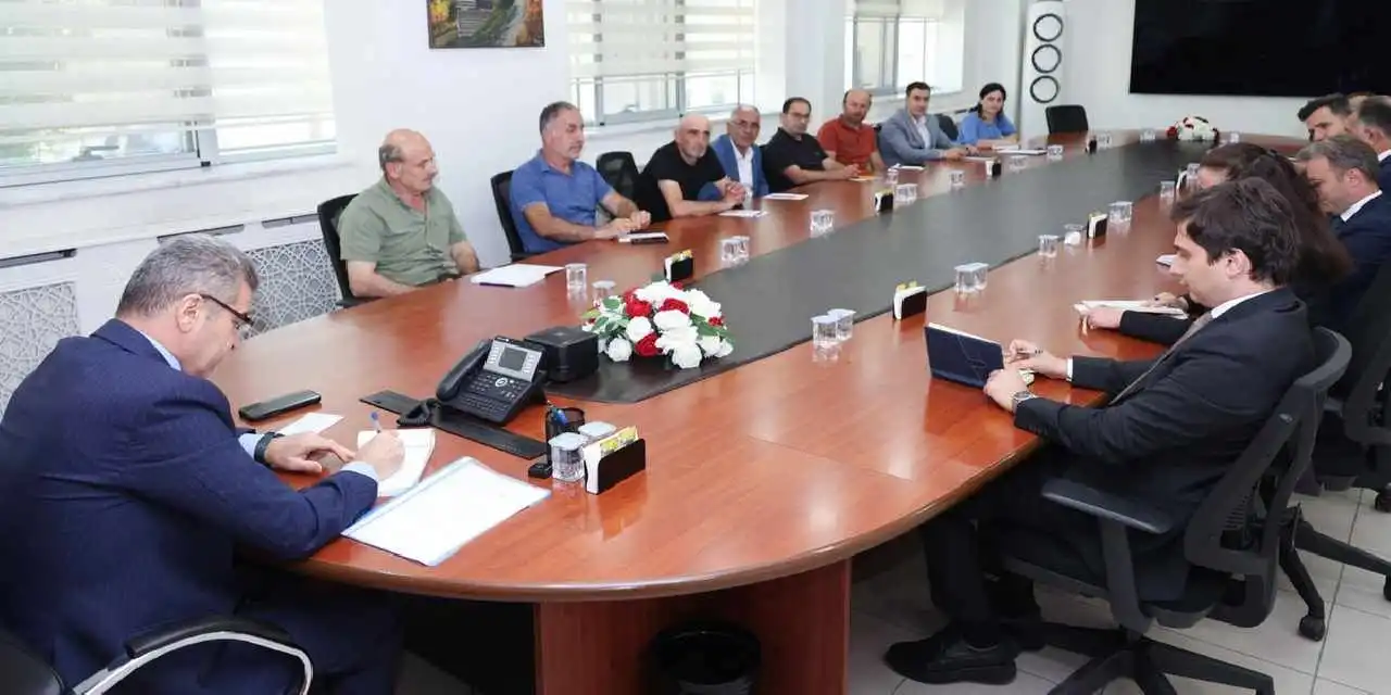 Artvin'de Vali Ergün muhtarları dinledi