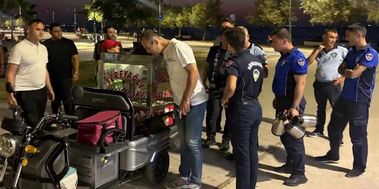 İzmir Karantina Parkı’nda izinsiz seyyar satışa ortak denetim