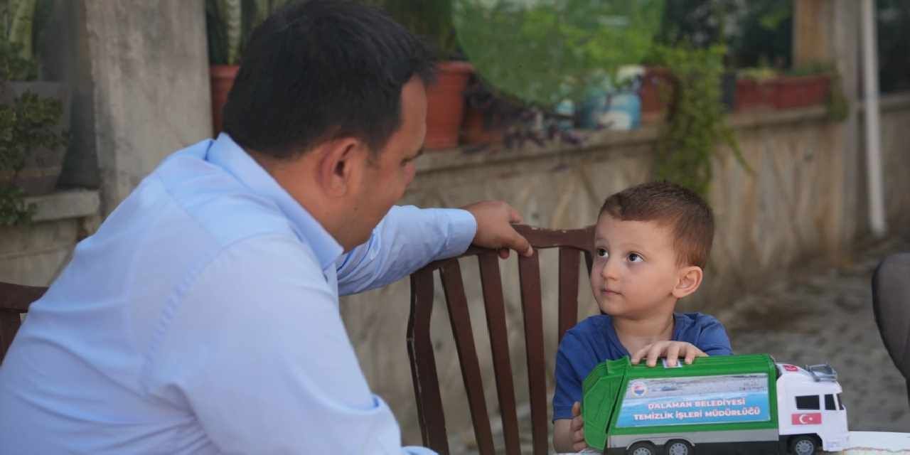 Muğla Dalaman’da çöp kamyonu sevgisi oyuncağa dönüştü