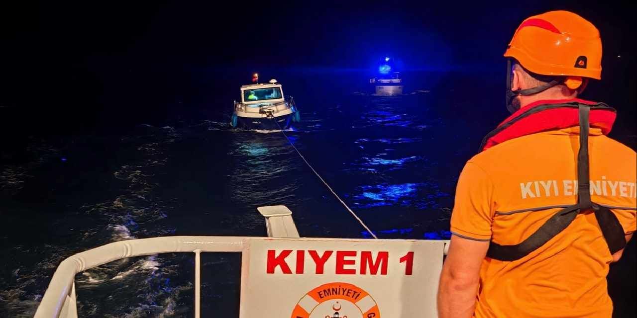 Kilitbahir açıklarında sürüklenen tekne kurtarıldı