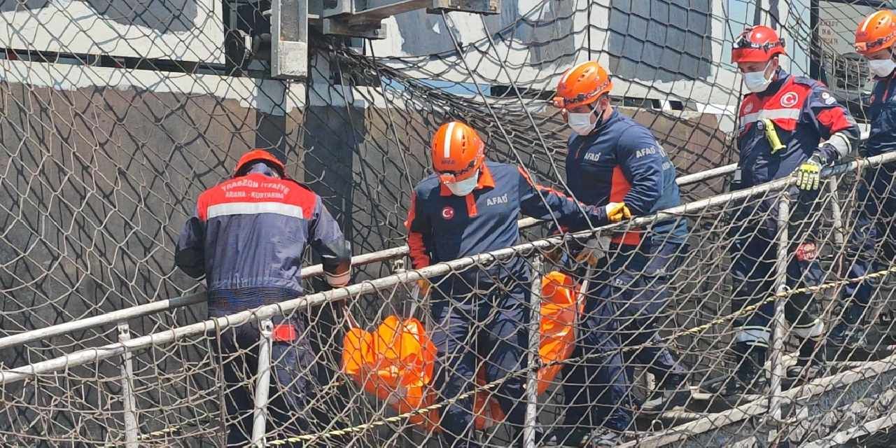 Trabzon’da İHA saldırısı kurbanı denizci gemiden çıkarıldı