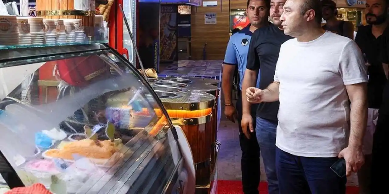 Antalya zabıtasından kaldırım işgallerine sıkı denetim