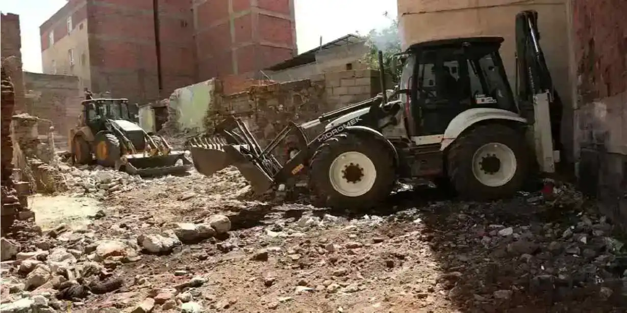 Diyarbakır Muradiye'de metruk binalar yıkılıyor