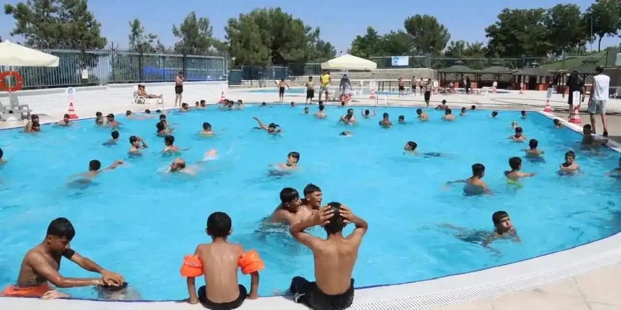 Yüzme havuzları çocukların yüzünü güldürüyor