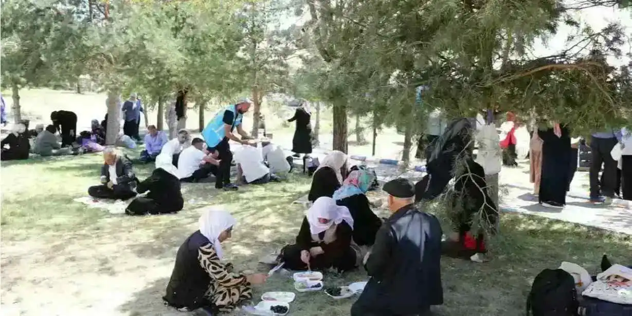 Yaşlı bireyler Van Gölü kıyısında huzur buldu