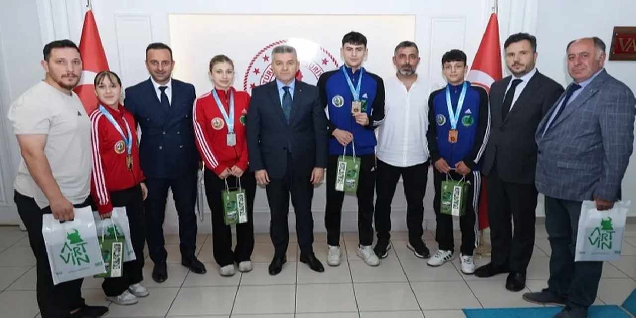 Türkiye şampiyonları Artvin Valisi'ne konuk oldu