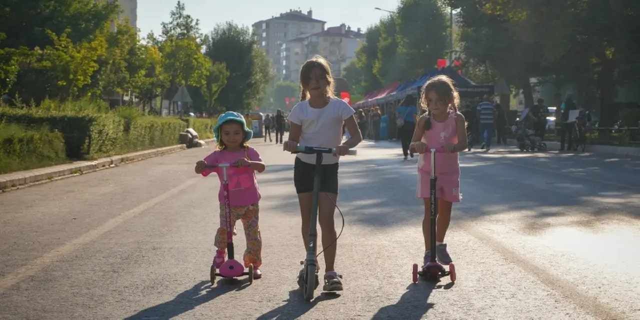Eskişehir Atatürk Bulvarı yayalara kaldı