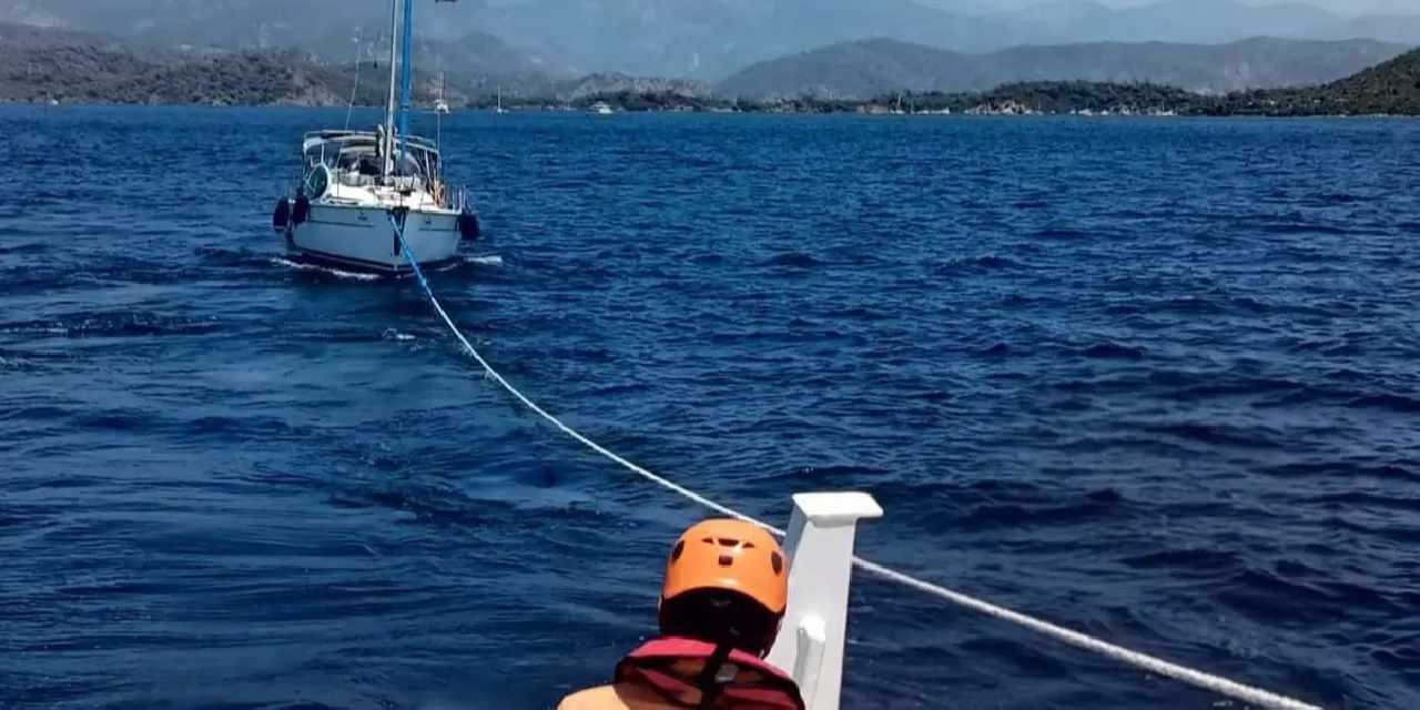 Dalaman açıklarında sürüklenen tekne kurtarıldı