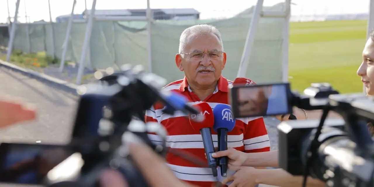 Kayseri Büyükşehir'den 5 bin liralık kırtasiye desteği