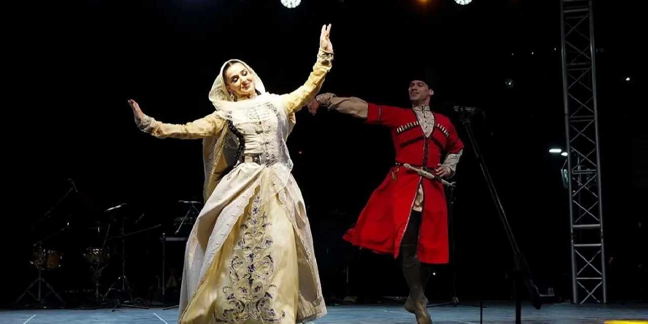 İstanbul Beylikdüzü'nde Uluslararası Halk Dansları zamanı
