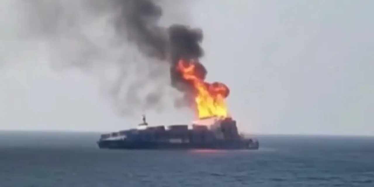 Karadeniz’de su ısındı! Konteyner gemisi vuruldu