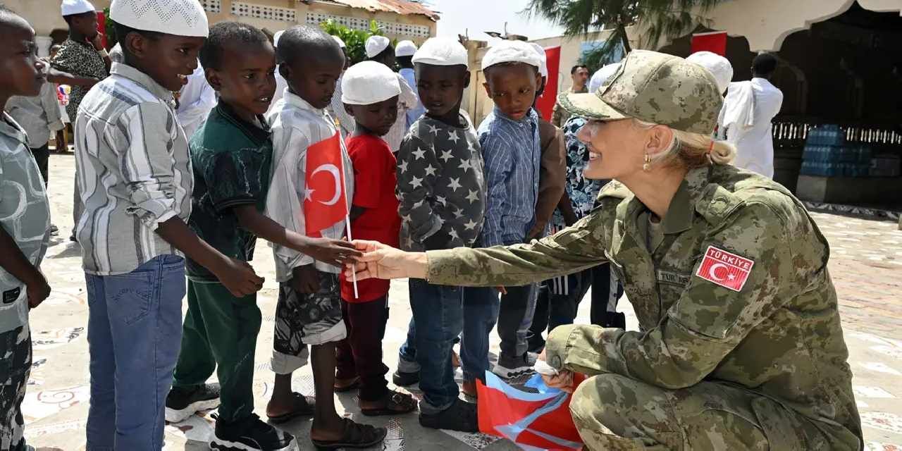 TSK'dan Somali'deki yetim çocuklara gıda ve giyecek desteği