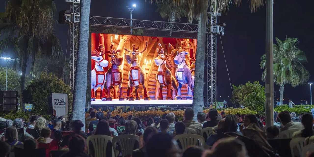 Mersin’de çocuklar açık havada sinema keyfi yaşadı