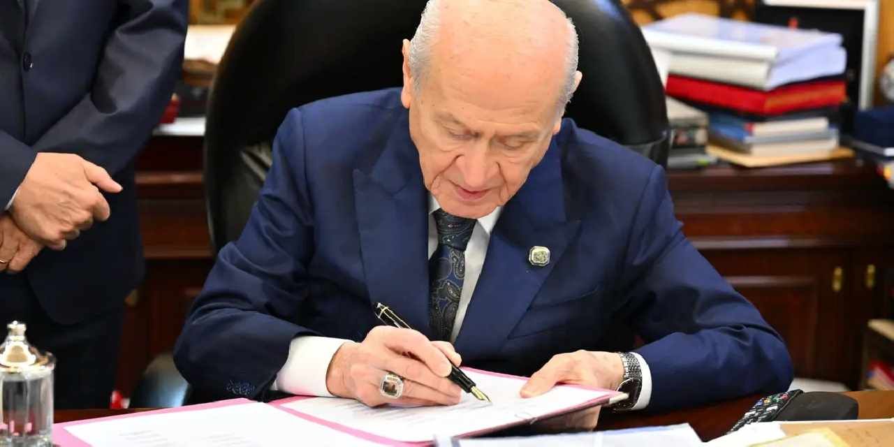 Bahçeli 'Terörsüz Türkiye' için hazırlanan çerçeve yasaya imza attı