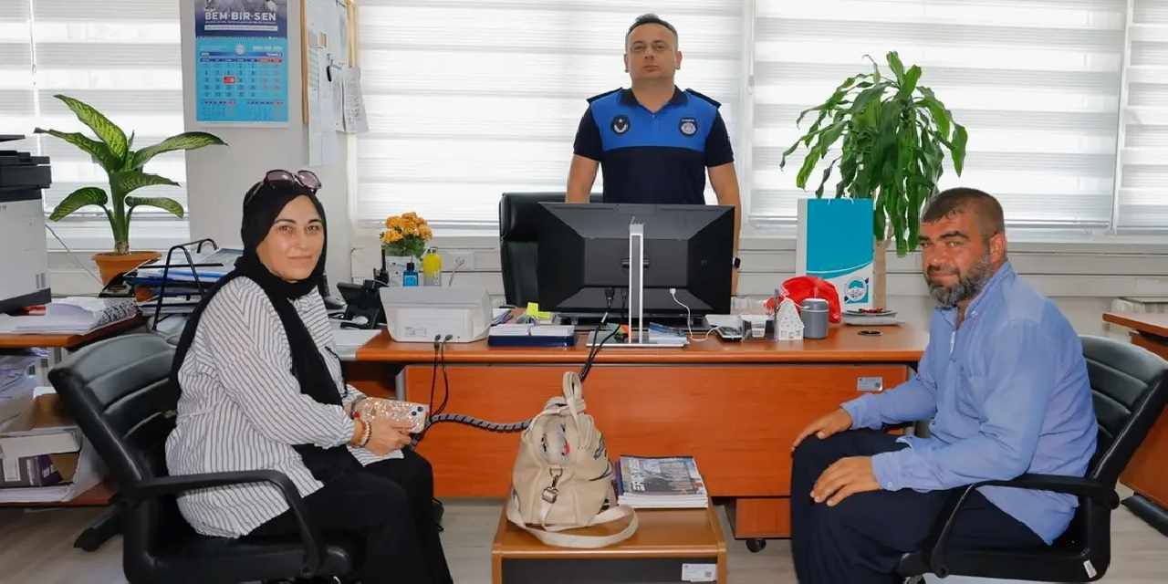 Kayseri zabıtası kayıp cüzdanı sahibine teslim etti